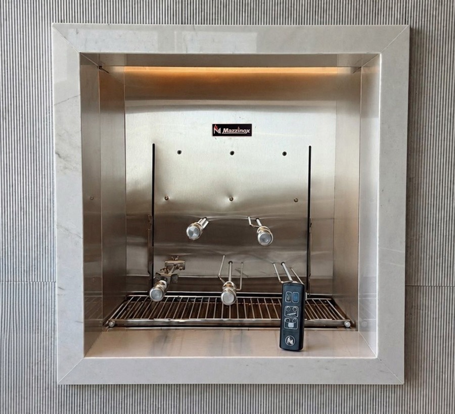 Churrasqueira em Aço Inox Mazzinox automatizada instalada em nicho de mármore com espetos e controle remoto